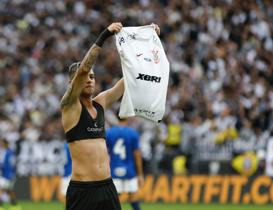 Kayke mostrando a camisa do Corinthians para o estdio