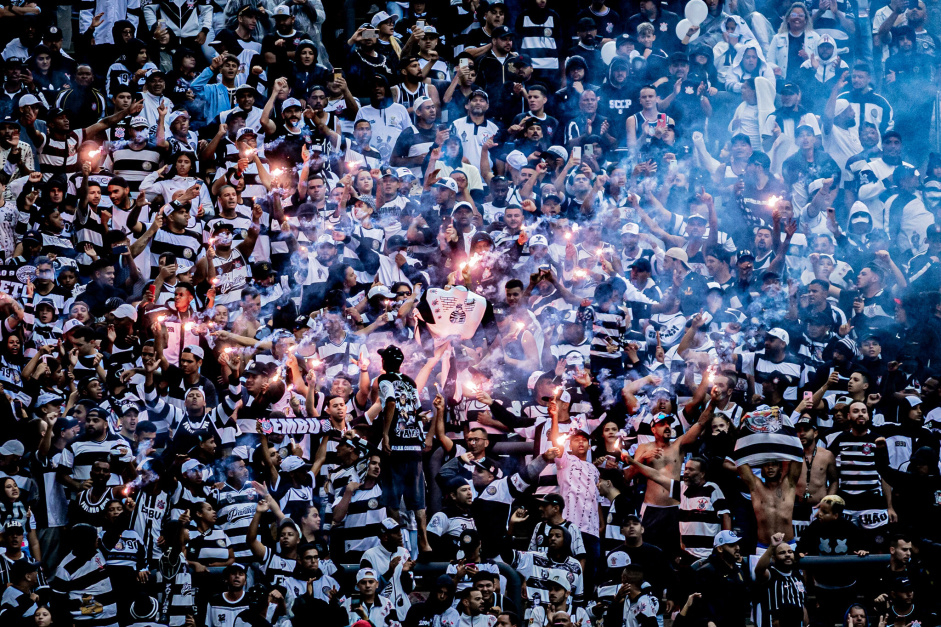 Torcedores acendendo sinalizadores durante o jogo do Timozinho contra o Cruzeiro