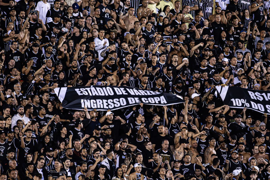 A torcida do Corinthians protestou contra o preo do ingresso no Estdio Primeiro de Maio