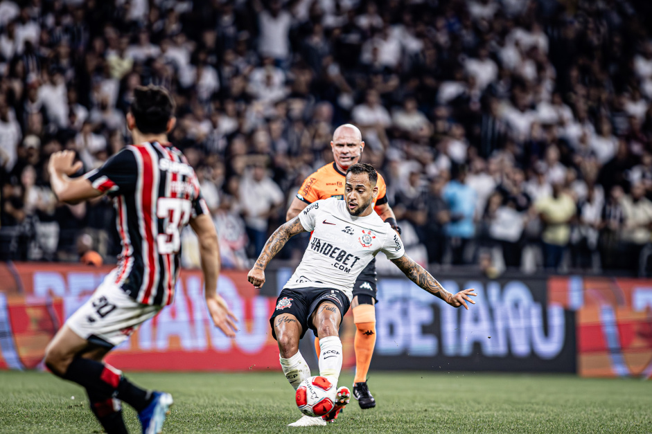 Maycon passando a bola em direo ao ataque do Corinthians