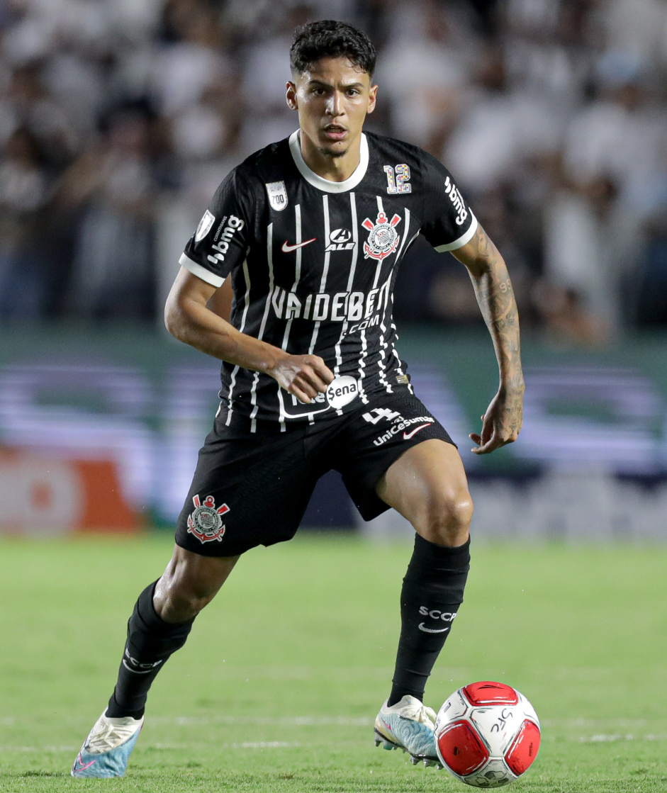 Caetano correndo junto  bola na Vila Belmiro