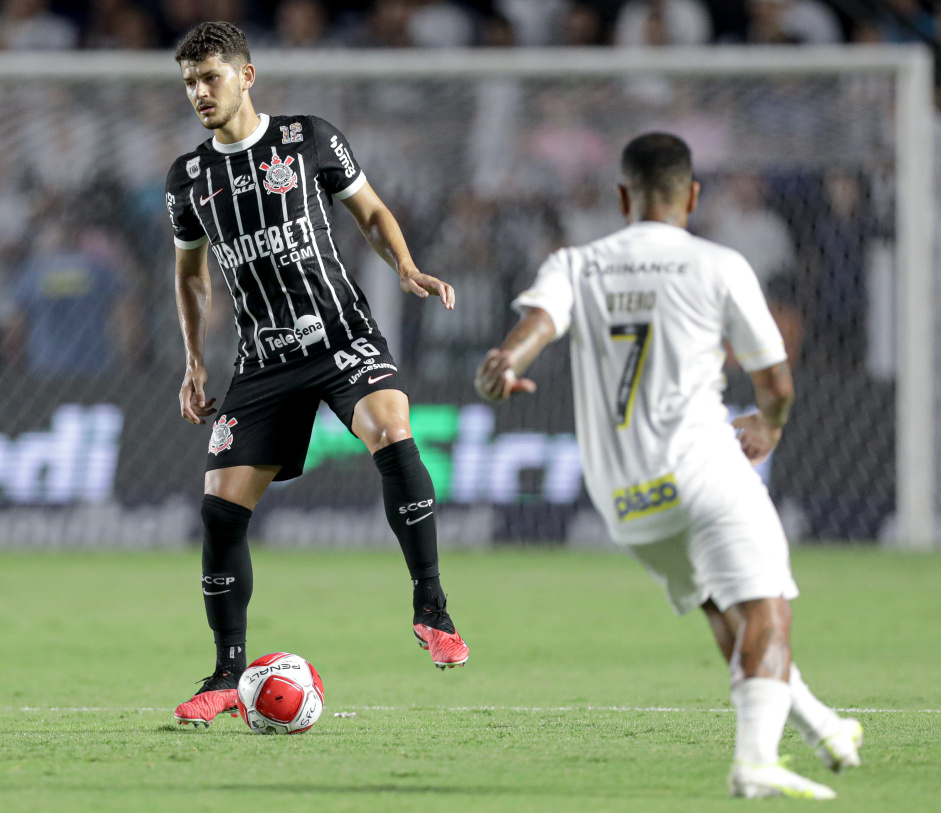 Hugo com a bola dominada durante partida contra o Santos na Vila Belmiro