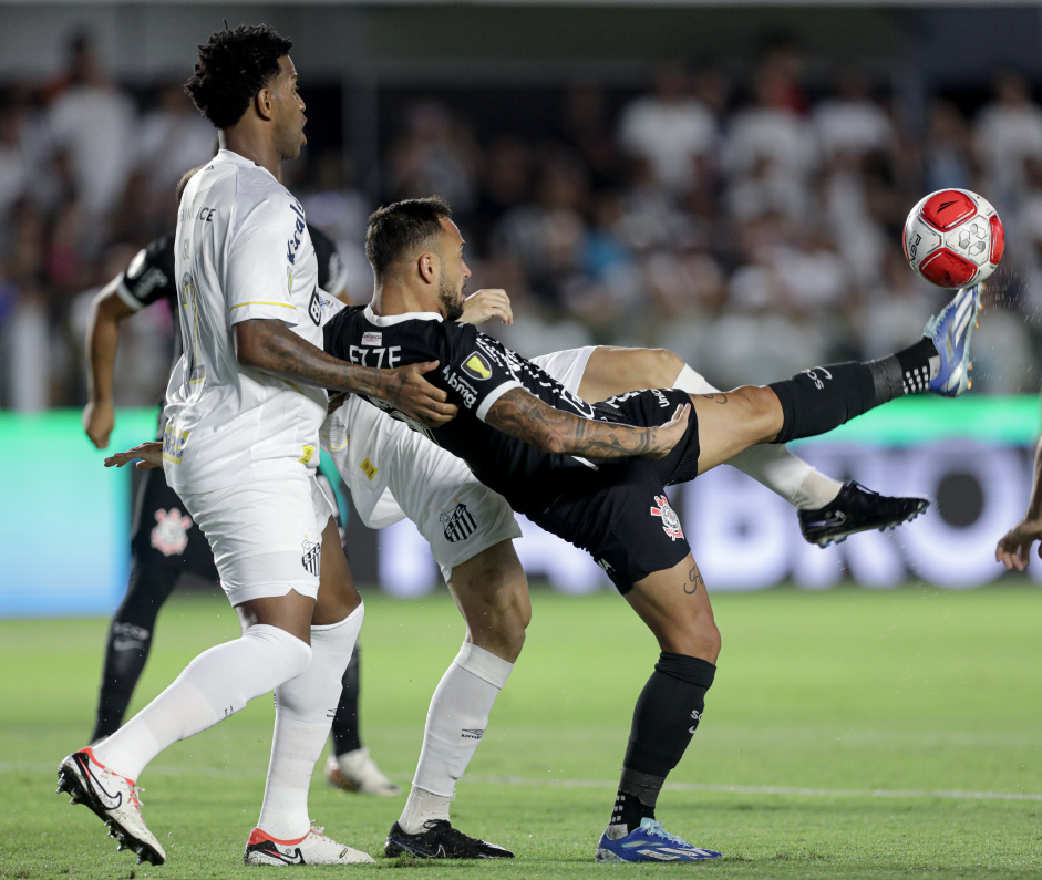 Maycon esticando a perna para alcanar a bola, enquanto jogadores do Santos tentam interceptar