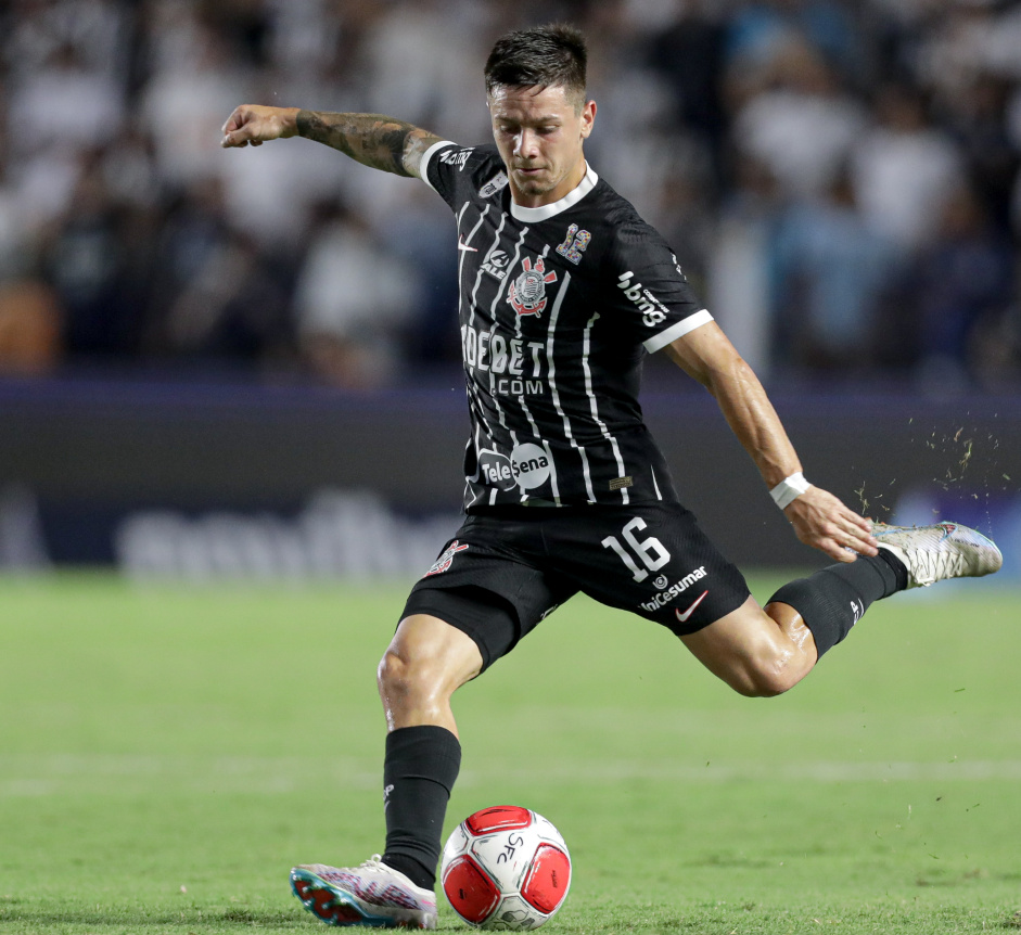Rodrigo Garro prestes a chutar a bola em jogo contra o Santos