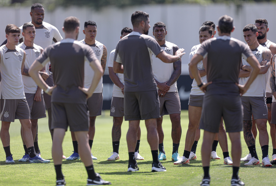Jogadores do Corinthians recebendo instrues de Antnio Oliveira e sua comisso