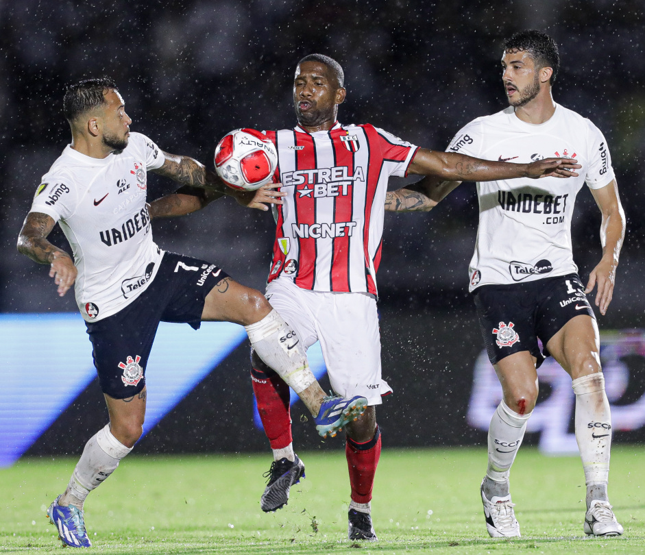 Maycon e Gustavo Henrique disputam bola contra adversrio