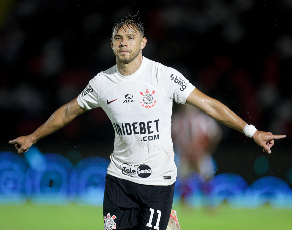 Romero comemorando gol contra o Botafogo-SP