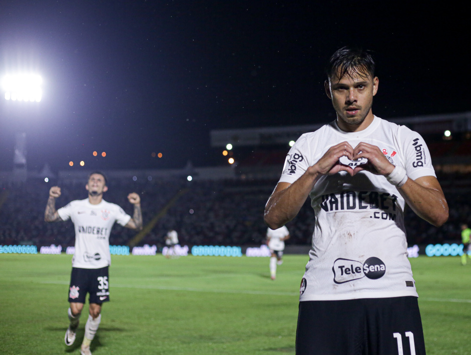 Romero e Lo Mana celebram gol do Corinthians