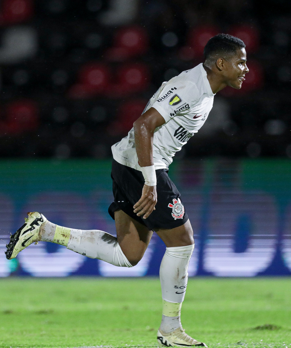 Wesley comemorando gol marcado diante do Botafogo-SP