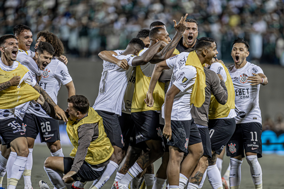 Elenco do Corinthians vibra com gol de empate no Drbi