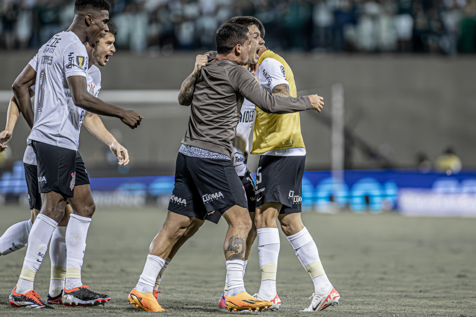 Garro e Fagner vibram aps empate do Corinthians no Drbi