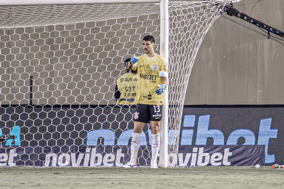 Gustavo Henrique ajeitando a barreira atuando no gol