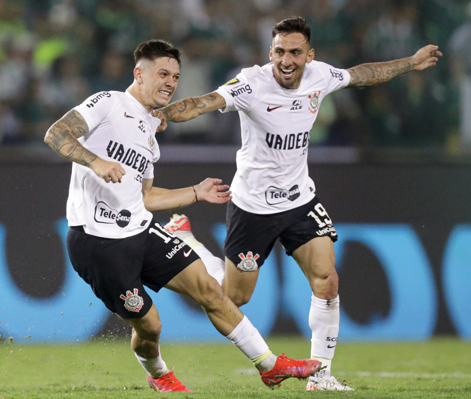 Gustavo Mosquito e Rodrigo Garro comemorando o gol do argentino