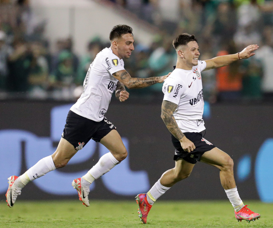 Gustavo Mosquito puxando Rodrigo Garro para comemorar o gol do argentino