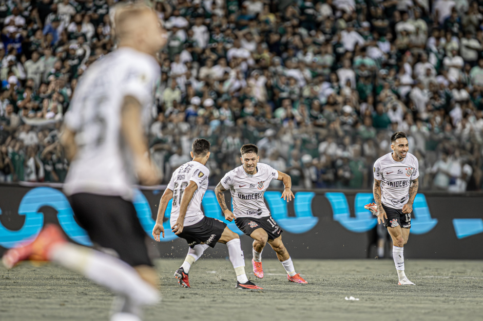 Jogadores correndo na direo de Rodrigo Garro para comemorar o gol contra o Palmeiras