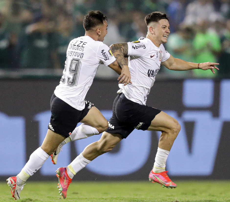 Rodrigo Garro e Gustavo Mosquito celebrando o gol no Drbi