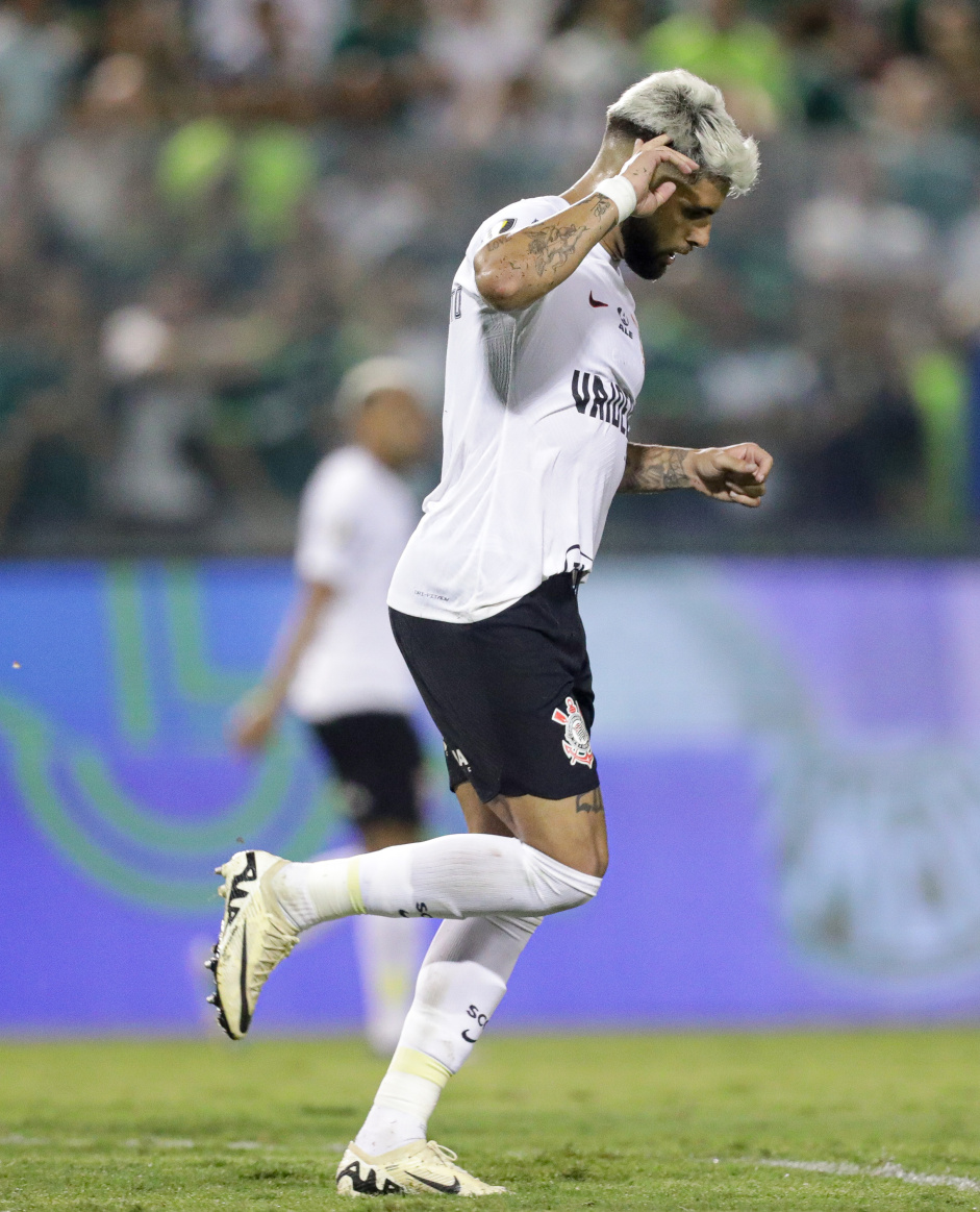 Yuri Alberto correndo aps marcar contra o Palmeiras na Arena Barueri