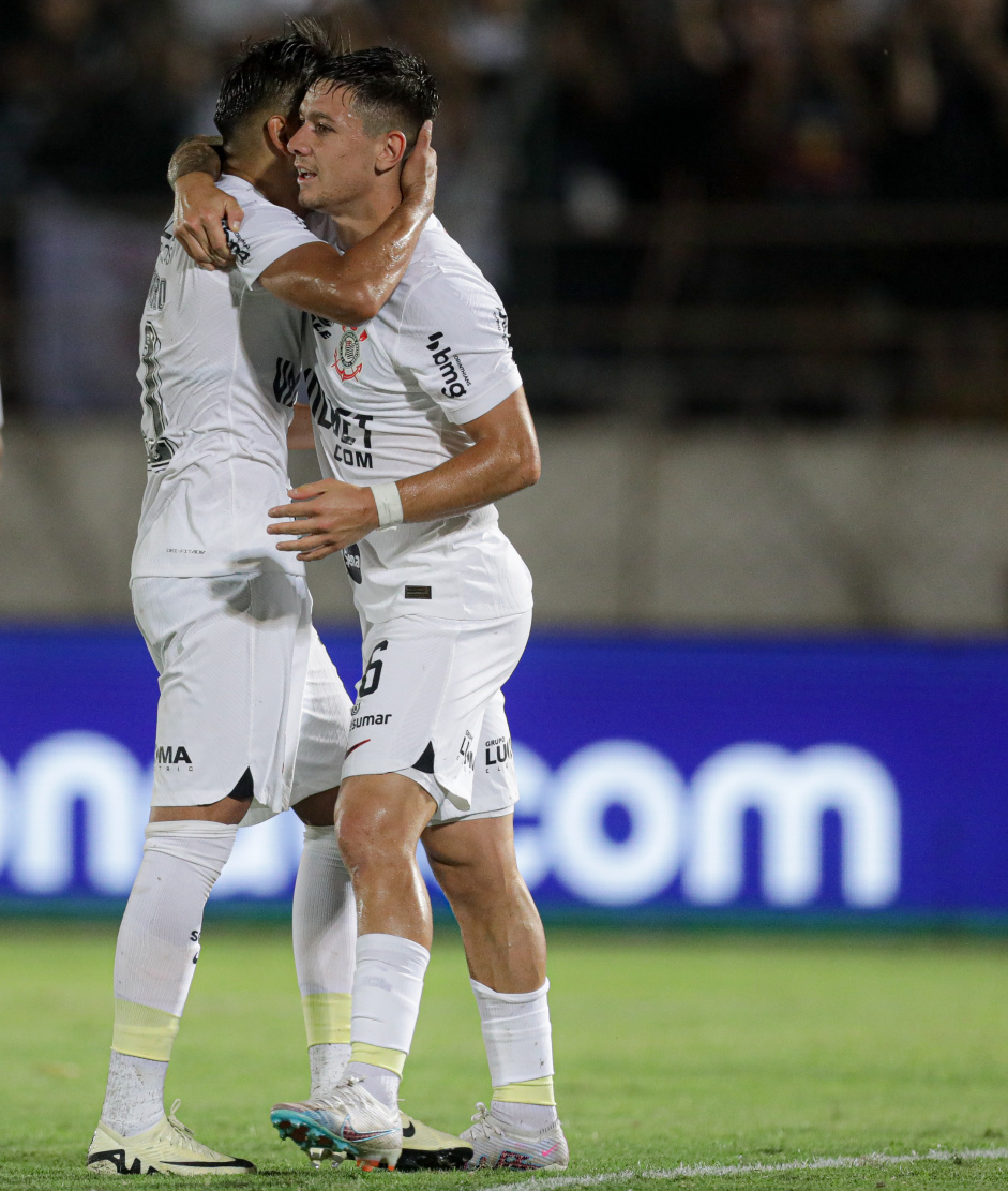 Rodrigo Garro e Romero comemoram gol contra o Cianorte