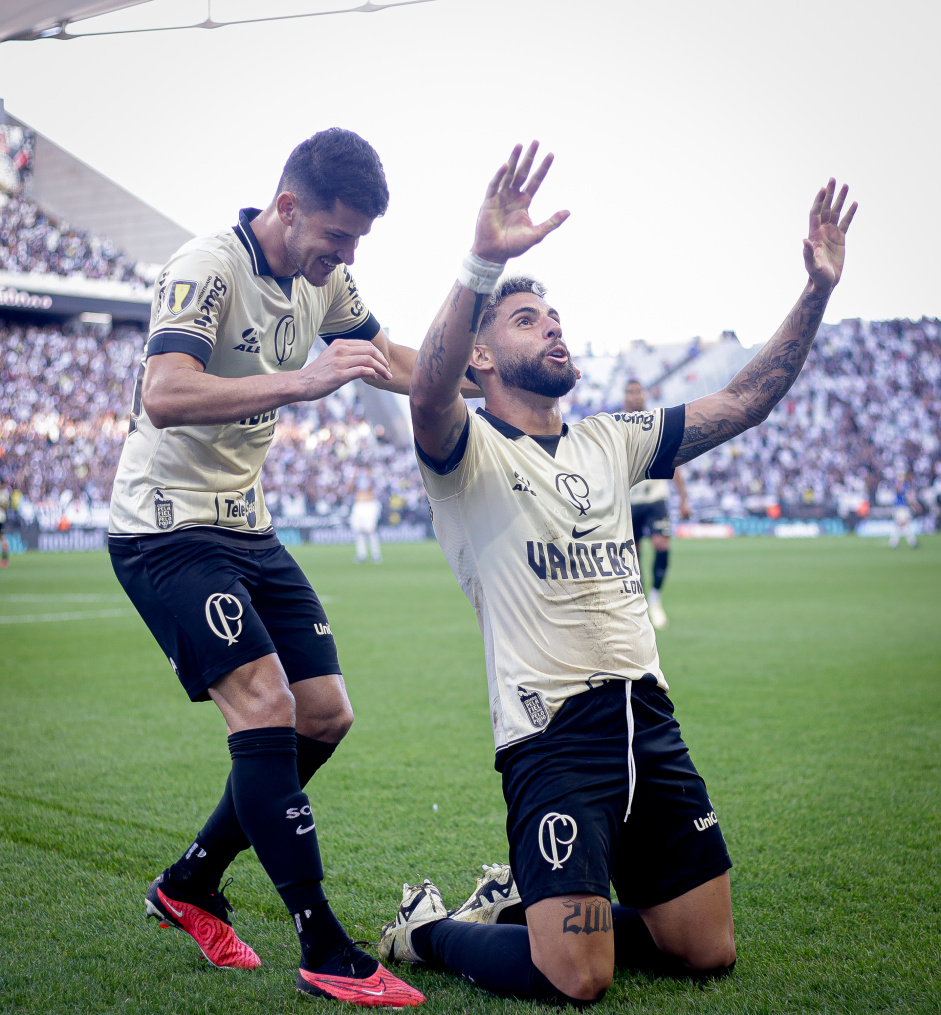 Hugo e Yuri Alberto comemorando gol