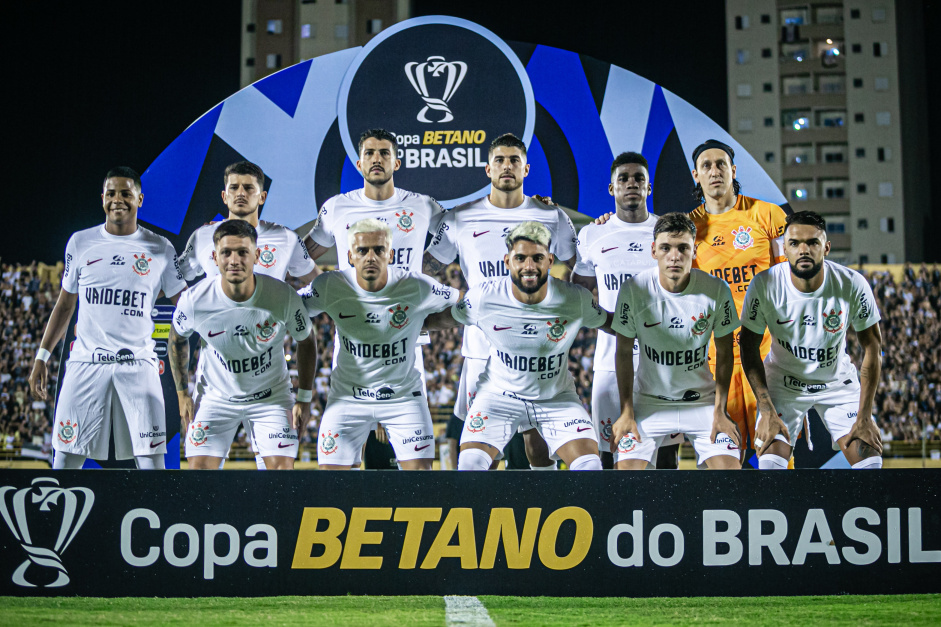 Jogadores do Corinthians antes do jogo contra o So Bernardo na Copa do Brasil