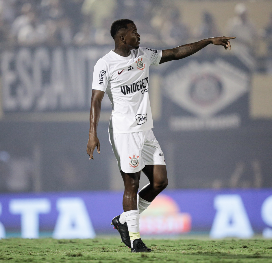 Cac gesticulando durante sua estreia pelo Corinthians