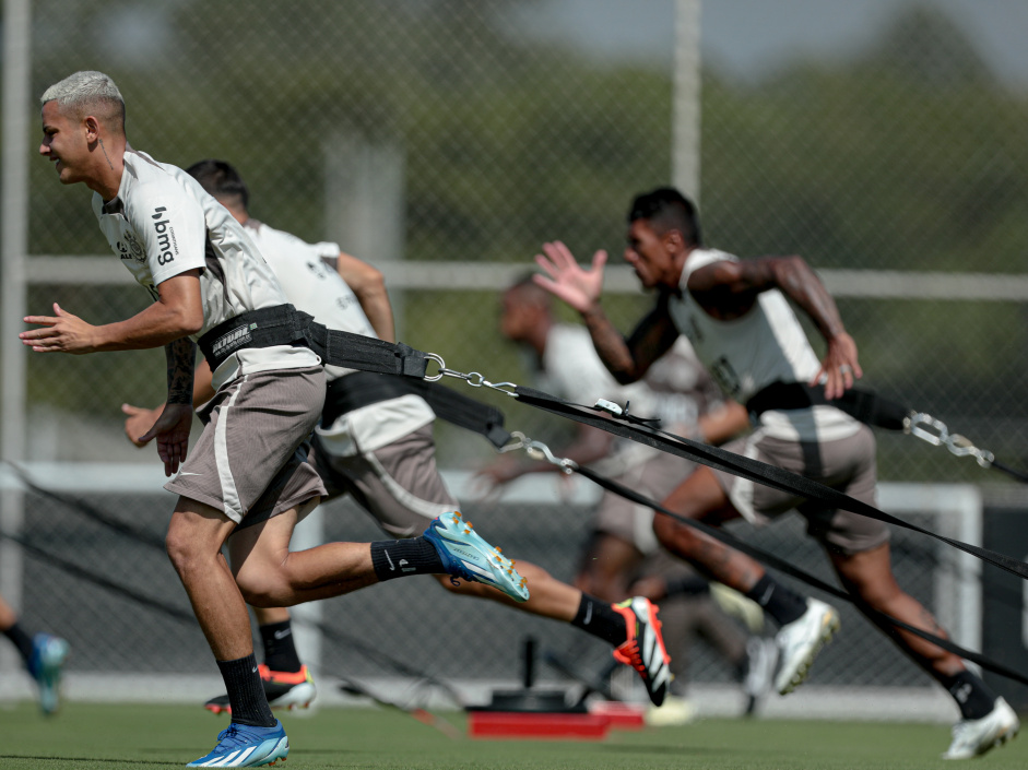 Jogadores do Corinthians fazendo exerccios no centro de treinamentos; Kayke aparece focado