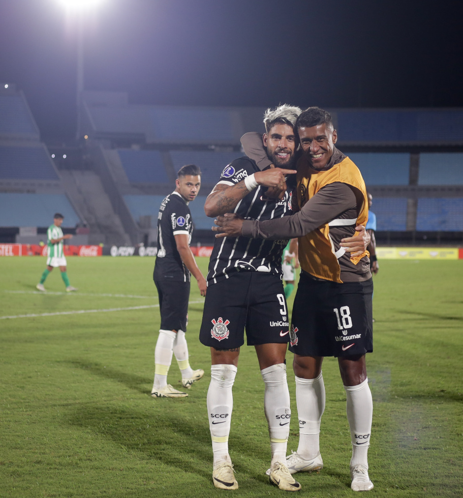 Yuri Alberto e Paulinho durante comemorao do gol contra o Racing pela Sul-Americana